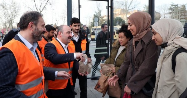 Bakan Mustafa Varank Kağıthanelilerle iftarda buluştu