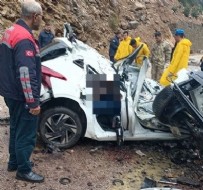  ADANA ÖĞRETMEN - Adana'da kayalar otomobilin üstüne düştü: 4 öğretmen hayatını kaybetti