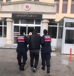 Jandarmayi Görünce Kaçmaya Çalissa Da Yakalanmaktan Kurtulamadi