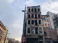  KARAKÖY TRAMVAY - Karaköy'de 5 katlı metruk binanın tamamı çöktü
