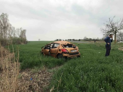 Otomobil Tarlaya Uçtu Açiklamasi 1 Ölü, 1 Yarali