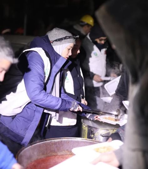 Gamze Özçelik'ten anlamlı hareket