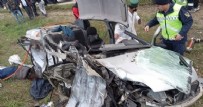 Bolu’da feci kaza! Tırla çarpışan otomobil kağıt gibi ezildi: 2 ölü, 1 yaralı