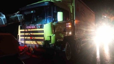 Iki Tir Çarpisti, D-650'De Uzun Araç Kuyruklari Olustu