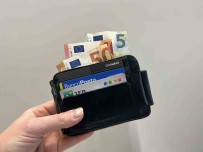 Ilk Is Gününde Is Arkadaslarini Soydu, Kovuldu