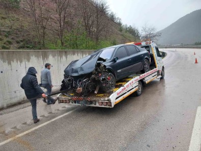 Tokat'ta Otomobil Istinat Duvarina Çarpti Açiklamasi 3 Yarali