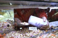 Bu Aktarda Satilan Ürünler Üzerlerinde Yazilan Isimler Ile Dikkat Çekiyor