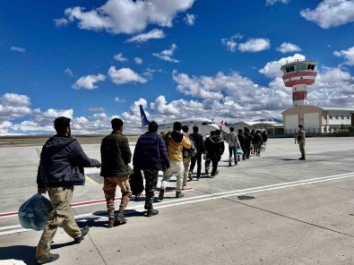 Agri'da 365 Afgan Göçmen Sinir Disi Edildi