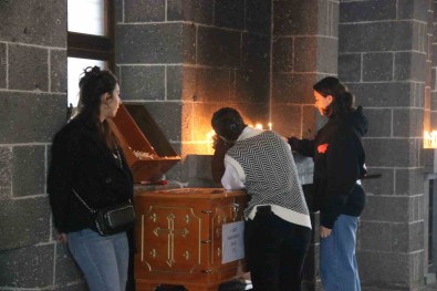 Diyarbakir'da 8 Yil Sonra Ilk Defa Paskalya Bayrami Kutlandi