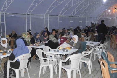 Köylünün Imece Usulü Gerçeklestirdigi Iftar Yemegi Gelenegi Devam Ediyor