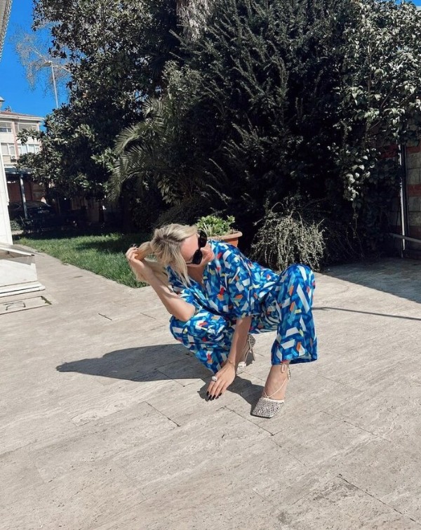 Hadise'nin çömelme pozu olay oldu