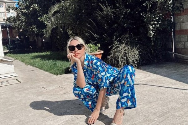 Hadise'nin çömelme pozu olay oldu