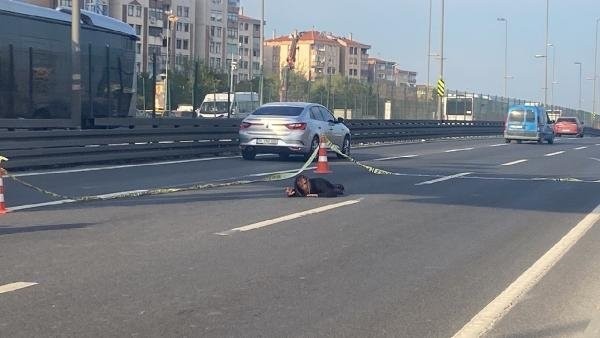 Bakırköy'de ilginç olay! Yol ortasına yatarak trafiği kesti: Ekipler böyle müdahale etti