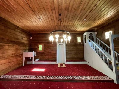 Restorasyonu Tamamlanan 698 Yillik Camide Eller Semaya Açildi