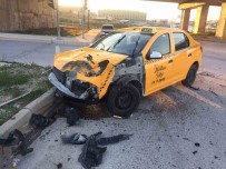 Yeni Hastane Kavsaginda Yasanan Trafik Kazasinda 3 Kisi Yaralandi