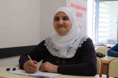 Babasi Okula Göndermedi, Okuma Yazma Azmiyle 55 Yasinda Egitime Basladi