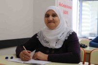 Babasi Okula Göndermedi, Okuma Yazma Azmiyle 55 Yasinda Egitime Basladi