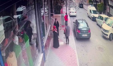 Nazar Duasi Okuyacagiz Diyerek Aldiklari Ziynet Esyalarini Çalip Kayiplara Karistilar