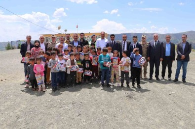 Siirt Valisi Hacibektasoglu, Baykan'da Köy Okulunda Ögrencilerle Bir Araya Geldi