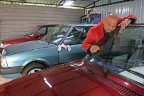 Araçlarina Toz Kondurmuyor, Ayakkabisini Çikarip Öyle Sürüyor