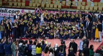 Fenerbahçe Kadin Voleybol Takimi, Sampiyonluk Kupasini Kaldirdi