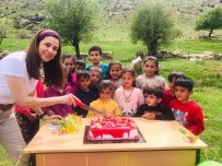 Köy Okullari Ablasi, Ögrencilere Oyuncak Dagitti Haberi