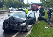 Kütahya'da Kontrolden Çikan Otomobil Refüjdeki Agaca Çarpti Açiklamasi 1 Yarali