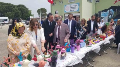 Manisa'nin Ilk Köy Yasam Merkezinde Yil Sonu Sergisi Açildi