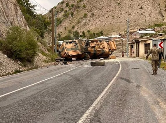 Hakkari- Van yolunda askeri araç devrildi: 3 yaralı