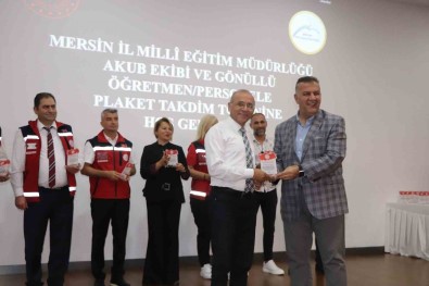 Deprem Bölgelerinde Görev Alan 253 Gönüllü Ögretmene Plaket