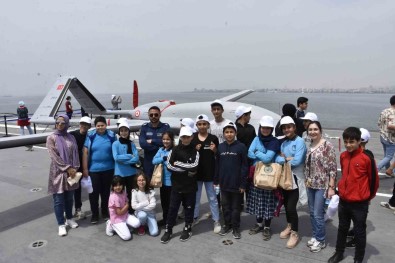 Menemenli Ögrenciler Ve Muhtarlardan TCG Anadolu'ya Ziyaret