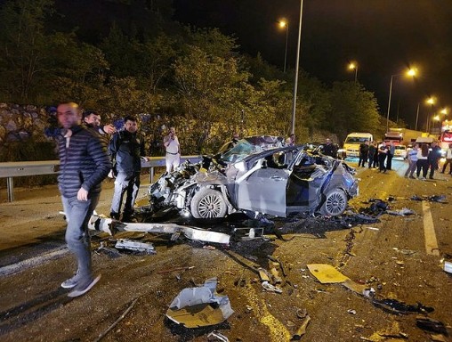 Adana'da polis aracının da karıştığı trafik kazasında 7 kişi öldü, 7 kişi de yaralandı