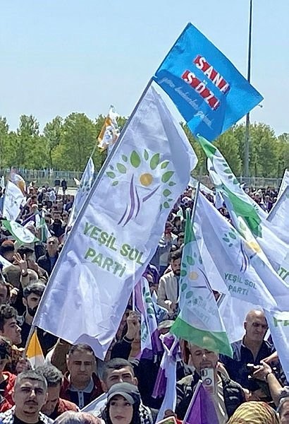 HDP mitingi PKK propagandasına dönüştü: Öcalan sloganları, terörden tutuklulara özgürlük vaadi...