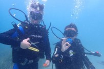 Denizin 5 Metre Altinda Saç Tirasi Yapti, Fisfis Kullanmayi Birakmadi