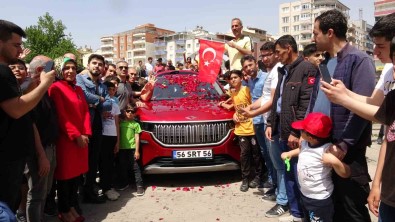 Türkiye'nin Yerli Otomobili Togg Siirt'te Yogun Ilgiyle Karsilandi