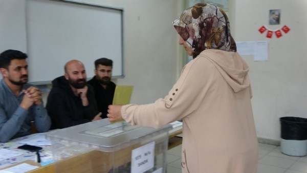 Türkiye'den oy manzaraları! Vatandaşlar tarihi seçim için akın akın sandık başına gidiyor