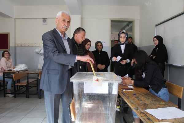 Türkiye'den oy manzaraları! Vatandaşlar tarihi seçim için akın akın sandık başına gidiyor