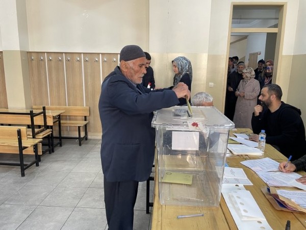 Türkiye'den oy manzaraları! Vatandaşlar tarihi seçim için akın akın sandık başına gidiyor