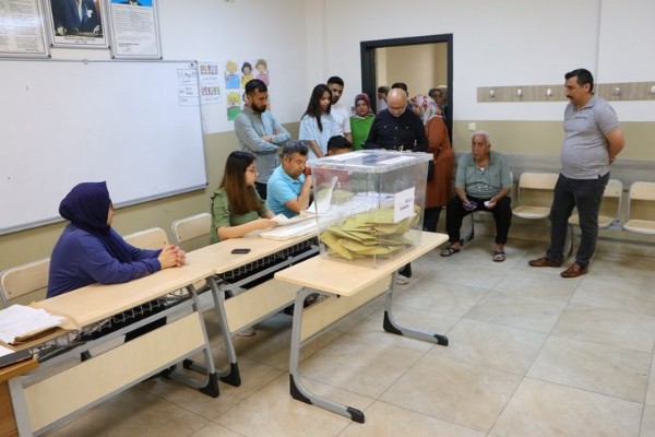 Türkiye'den oy manzaraları! Vatandaşlar tarihi seçim için akın akın sandık başına gidiyor