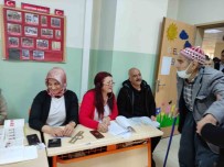 Ardahan'da Vatandaslar Sandik Basinda, Oy Verme Islemi Devam Ediyor Haberi
