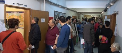 Bilecik'te Seçmenler Sandik Baslarinda Uzun Kuyruklar Olusturdu