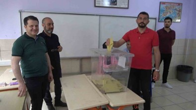 Deprem Bölgesi Osmaniye'de Oy Kullanma Islemi Basladi