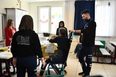 Esenyurt'ta Engelli Ve Yaslilar Sandiklara Tasindi