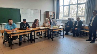 Fatih'teki Bu Sandikta Oy Veren Sayisi Sandik Görevlilerinin Sayisindan Az