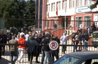 Gaziantepliler Oy Kullanmak Için Okullara Akin Ediyor