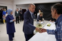  SEÇİM - Gülümseten anlar! Oy verme işlemi sırasında Başkan Erdoğan'ı fark etmeyen seçmenin şaşkınlığı eğlenceli anlar yaşattı