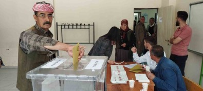 Hakkari'de Oy Kullanma Islemi Basladi