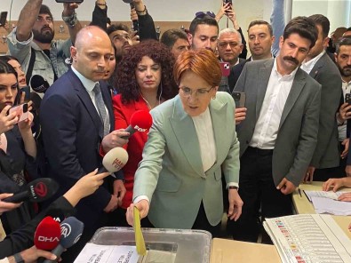 IYI Parti Genel Baskani Aksener Oyunu Üsküdar'da Kullandi