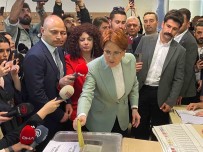 IYI Parti Genel Baskani Aksener Oyunu Üsküdar'da Kullandi