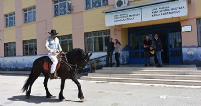 Kovboy kıyafeti giyip atı ile oy kullanmaya geldi